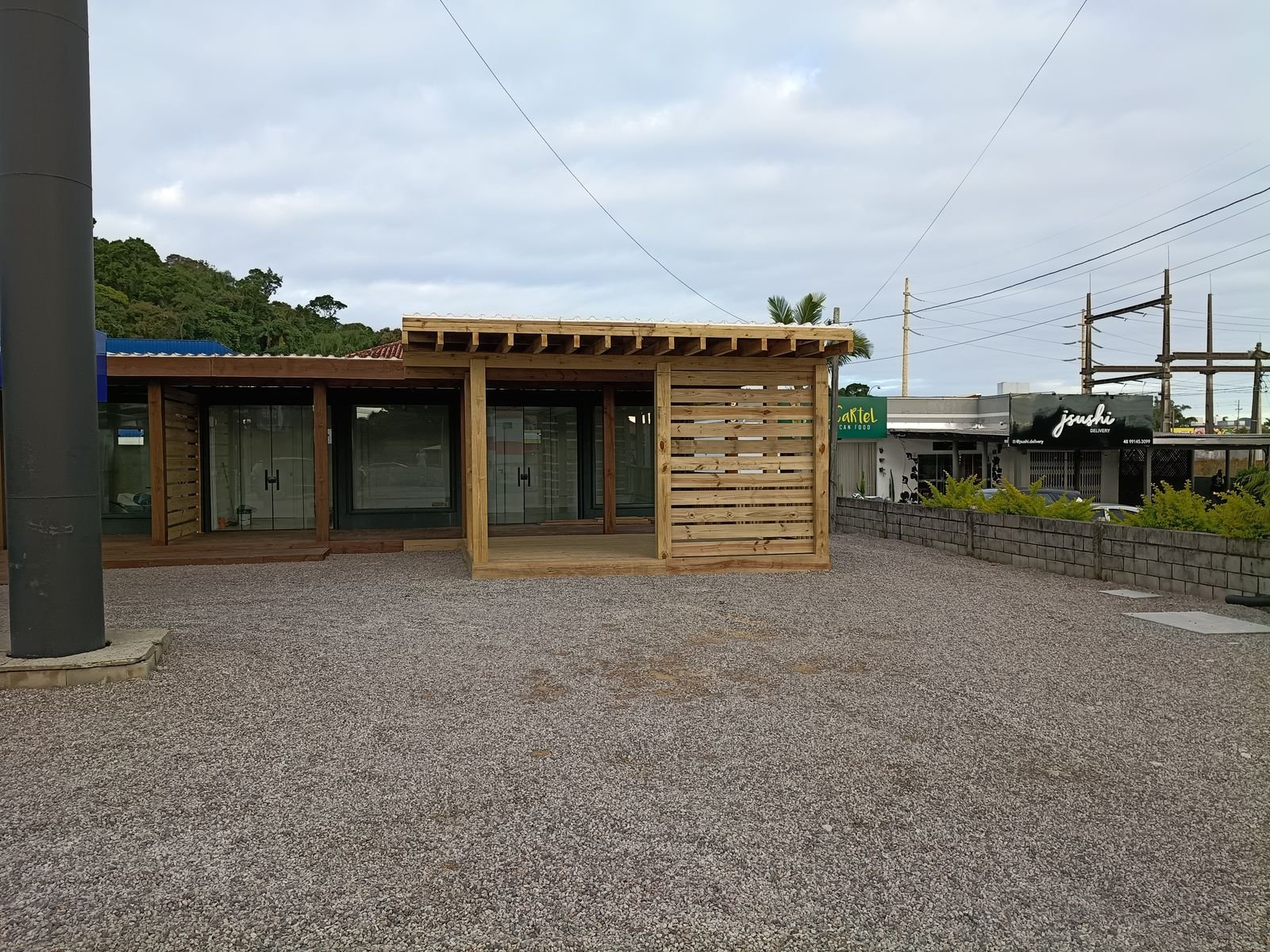Estrutura do restaurante com fachada em madeira em montagem