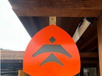 Placa com o símbolo do Vacanero sob a varanda de madeira