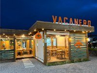 Fachada do Vacanero iluminada à noite